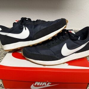 Nike Womens Daybreak Black and White Sneakers 7.5 in original box